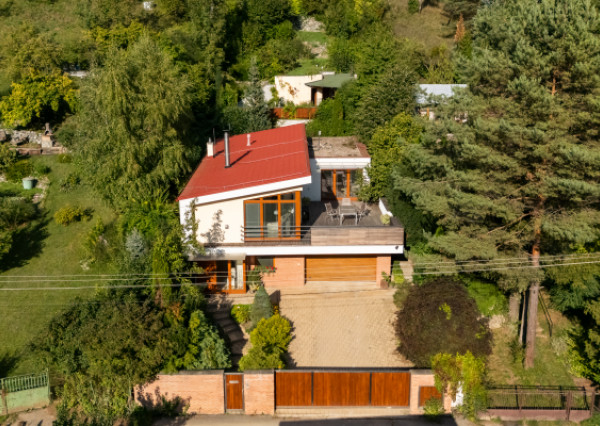 Exkluzívna rodinná vila v lokalite Podhradová – prestížne bývanie v Košiciach-Sever s veľkorysým priestorom, absolútnym súkromím, vínnou pivnicou a altánkom uprostred prírody